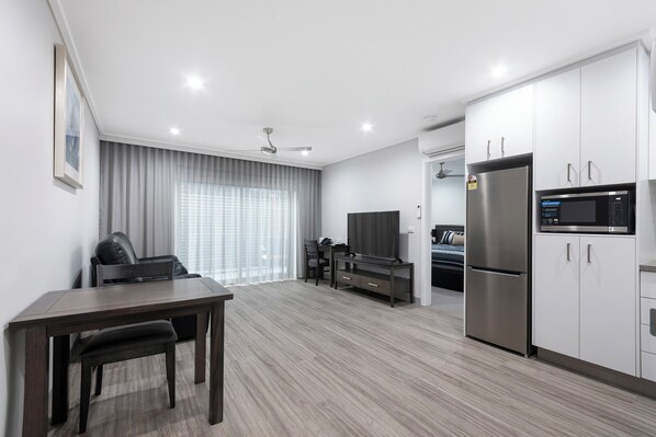 Lejlighed med 1 soveværelse | Opholdsområde | 40-tommers smart-tv med satellitkanaler