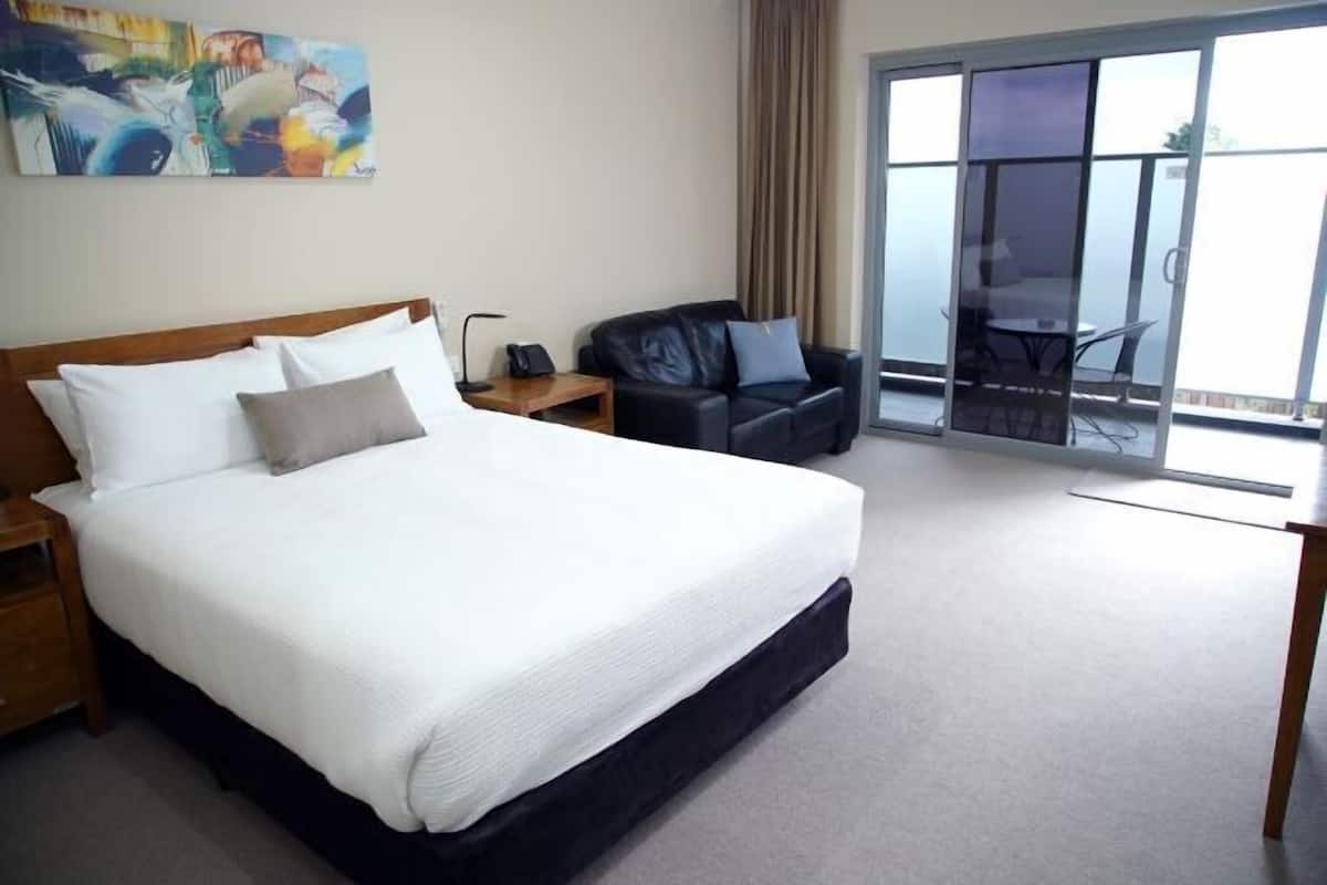 1 bedroom, desk, laptop workspace, blackout drapes