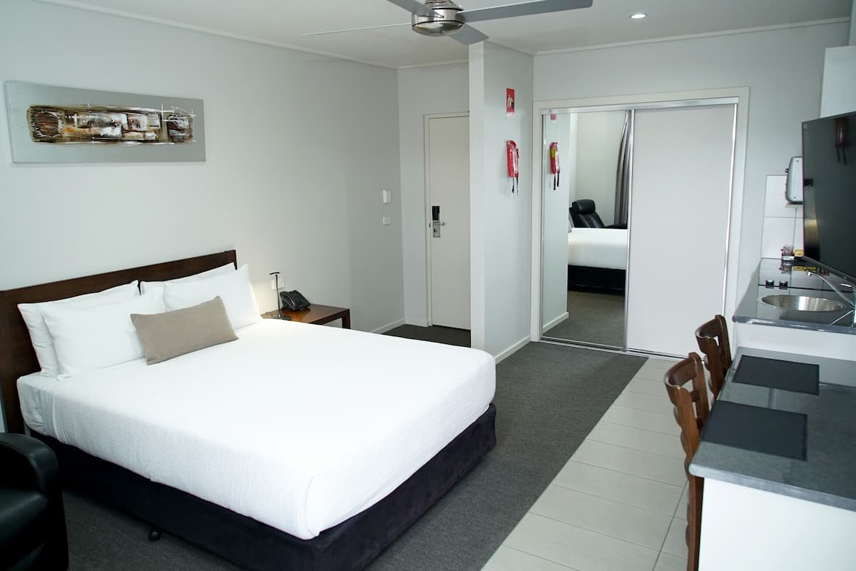 Deluxe Queen Room | Private kitchenette | Fridge, microwave, coffee/tea maker, toaster