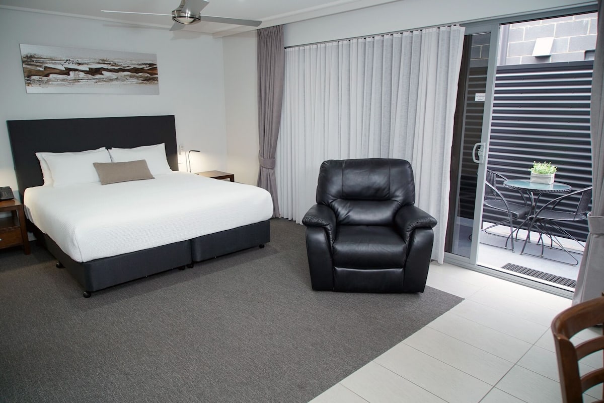 Deluxe King Room | 1 bedroom, desk, laptop workspace, blackout drapes