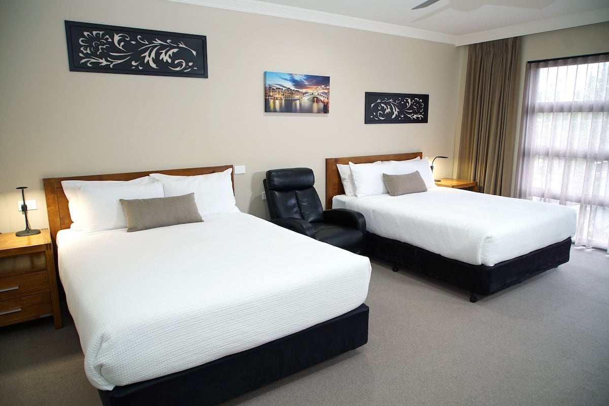 Executive Twin Room | 1 bedroom, desk, laptop workspace, blackout drapes