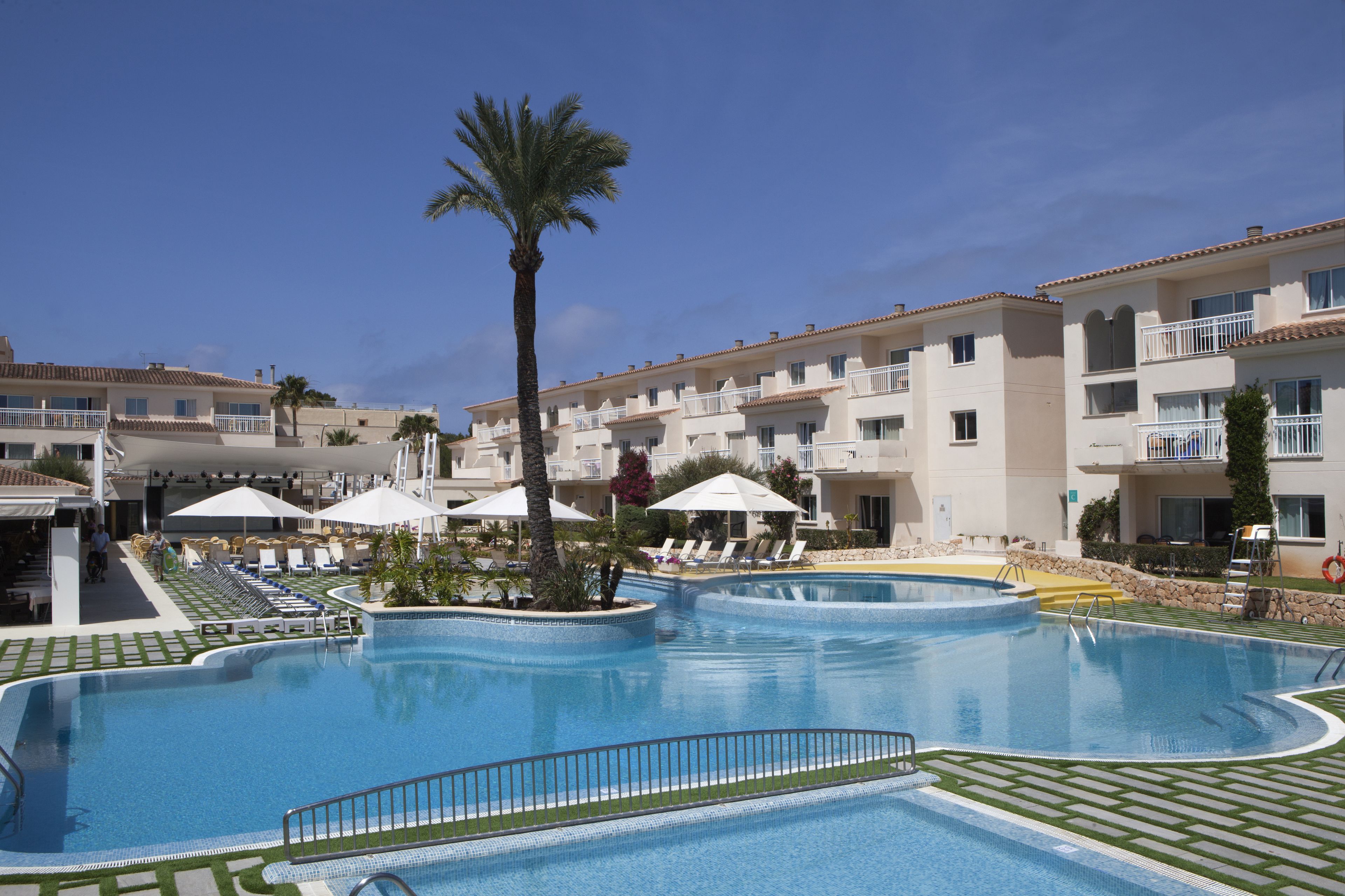 3 albercas al aire libre, sombrillas en la alberca y camastros 