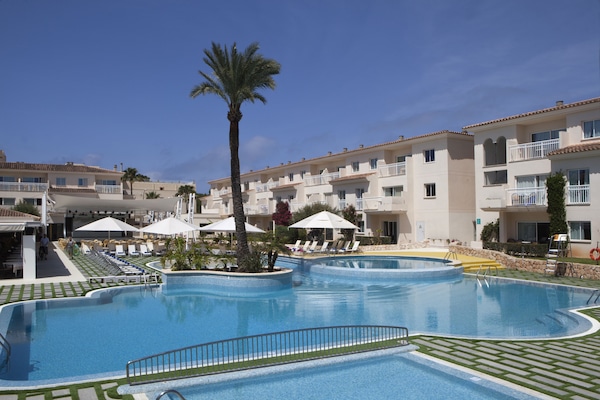 3 outdoor pools, pool umbrellas, sun loungers