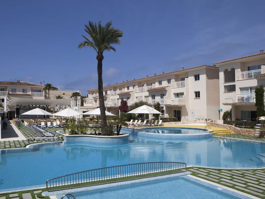 3 utendørsbassenger, bassengparasoller og solsenger