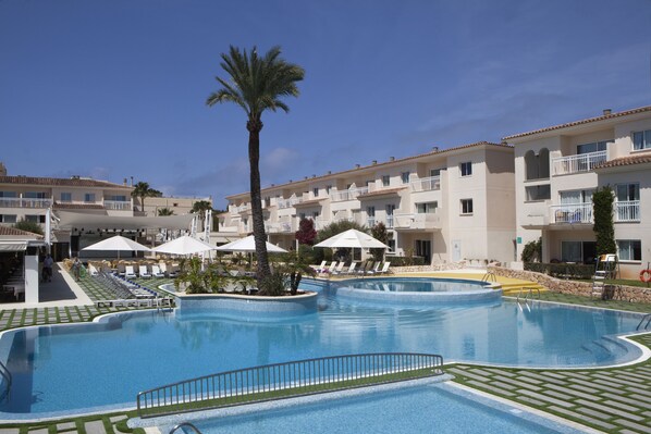 3 piscinas al aire libre, sombrillas, sillones reclinables de piscina