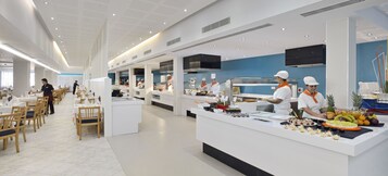 Se sirven desayunos y cenas, restaurante con mesas al aire libre