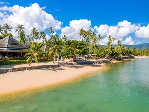 On the beach, white sand, sun loungers, beach umbrellas - Fair House Villas & Spa (Koh Samui)
