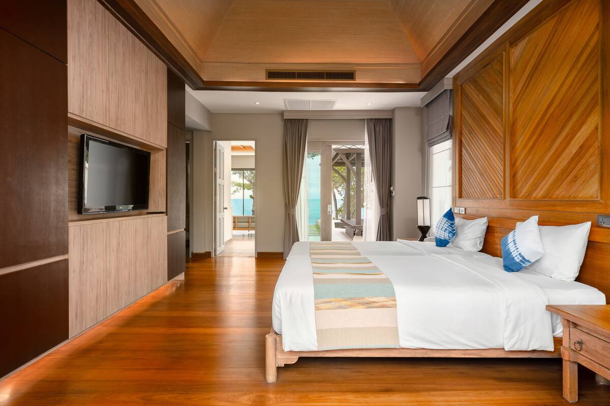 2 Bedroom Beachfront Family Pool Villa | 高档床上用品、Select Comfort 床、客房内保险箱、办公桌