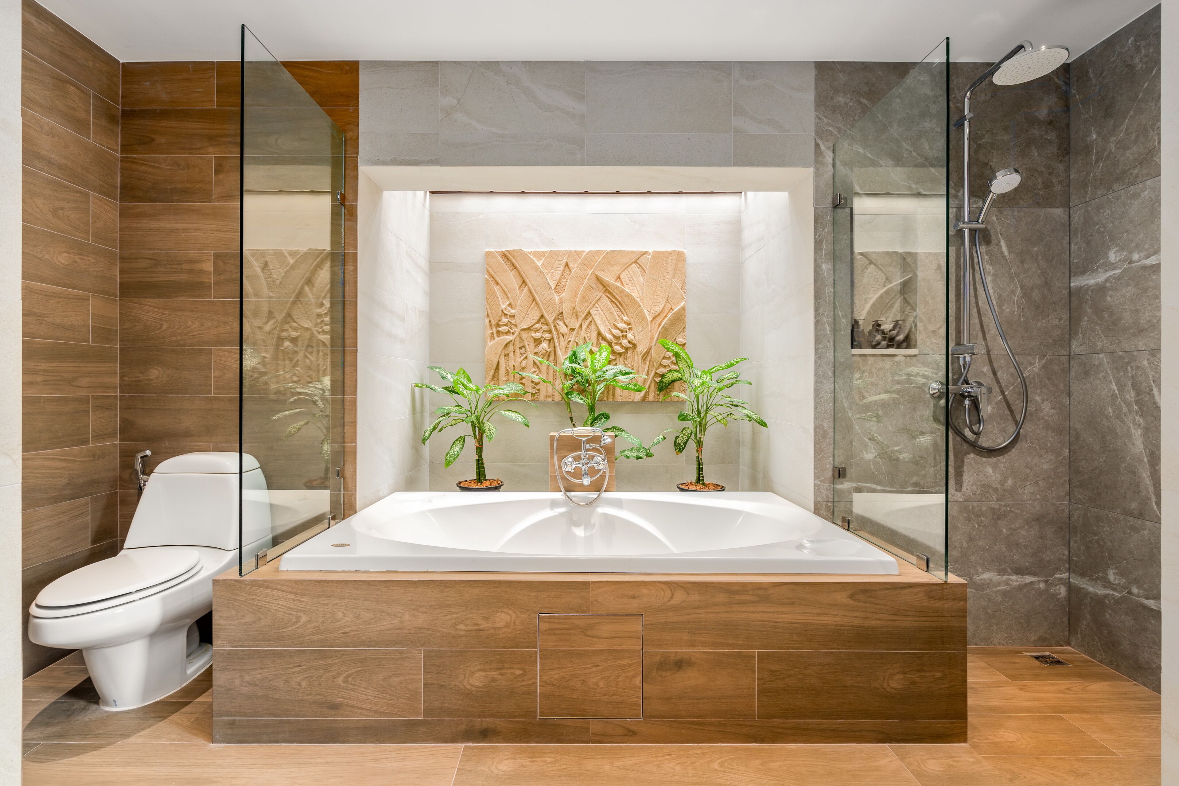 separate bathtub and shower, rainfall showerhead, free toiletries