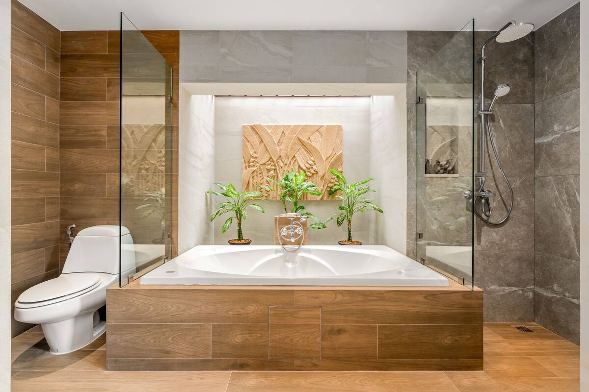 separate bathtub and shower, rainfall showerhead, free toiletries