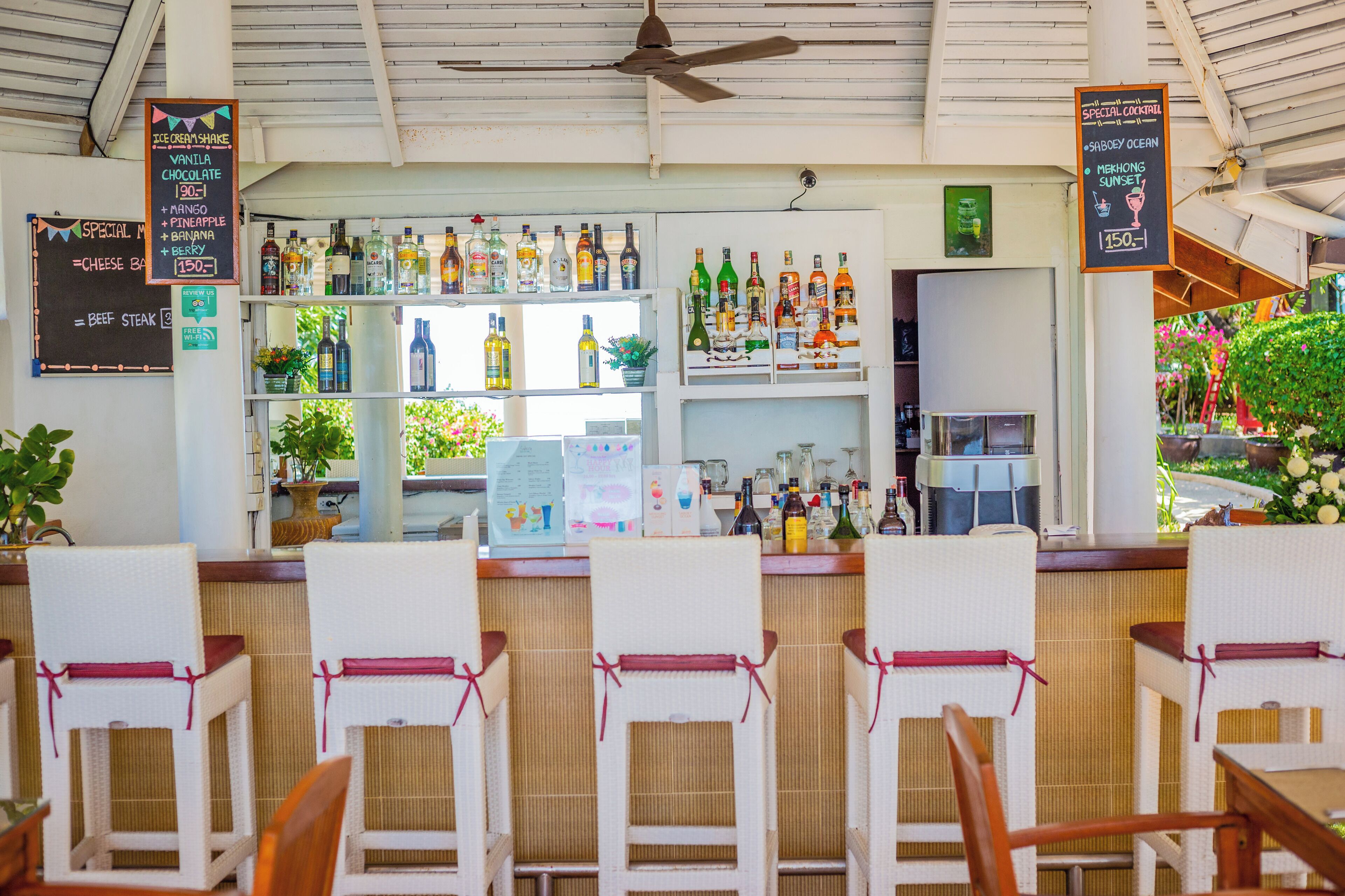 serves breakfast, lunch and dinner