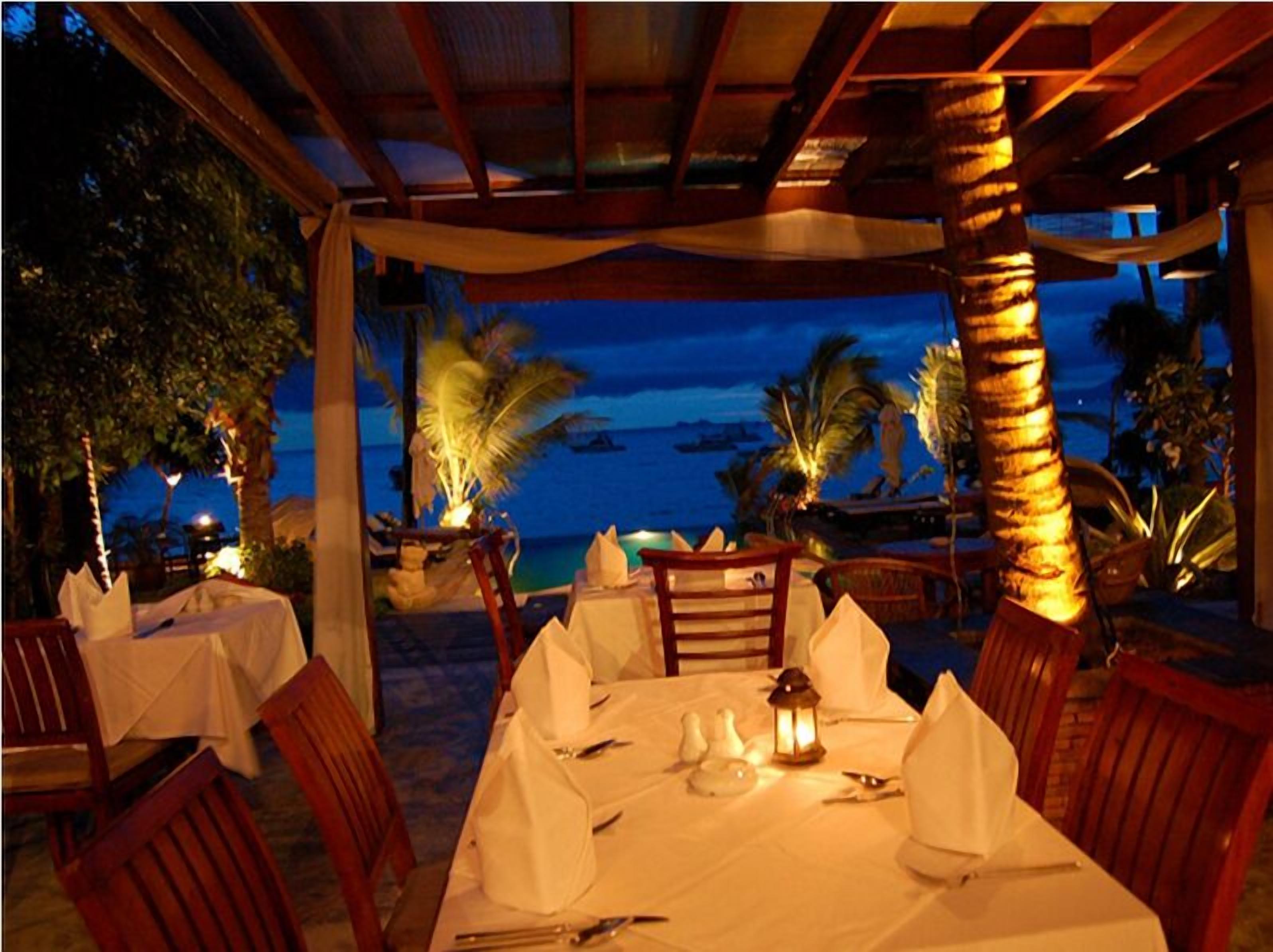 breakfast, lunch and dinner served