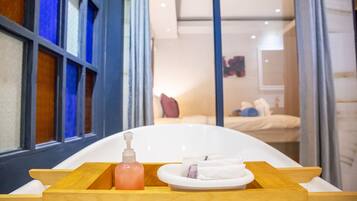 King Suite with Bathtub | Deep soaking bathtub