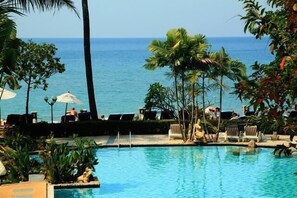 Piscine extérieure, parasols de plage, chaises longues