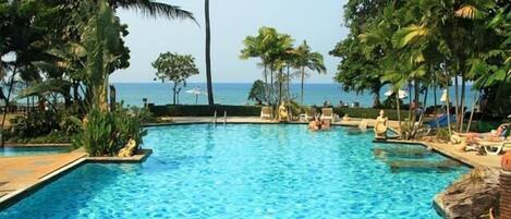 Piscine extérieure, parasols de plage, chaises longues