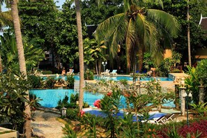 Piscine extérieure, parasols de plage, chaises longues