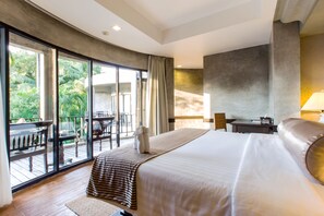 Minibar, caja de seguridad en la habitación y escritorio 