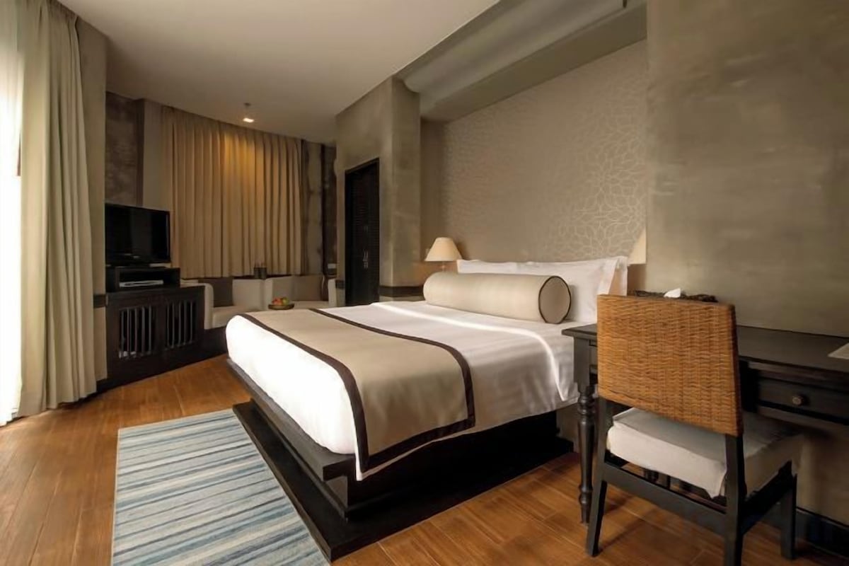 Minibar, in-room safe, desk, blackout drapes