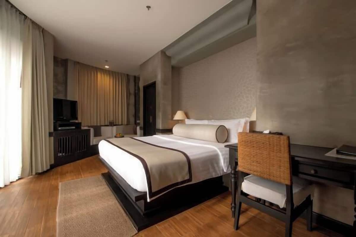 Minibar, in-room safe, desk, blackout curtains