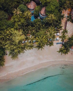 位於海灘上、躺椅、遮陽傘、海灘浴巾