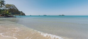 On the beach, sun loungers, beach umbrellas, beach towels - The Dewa Koh Chang (Ko Chang)
