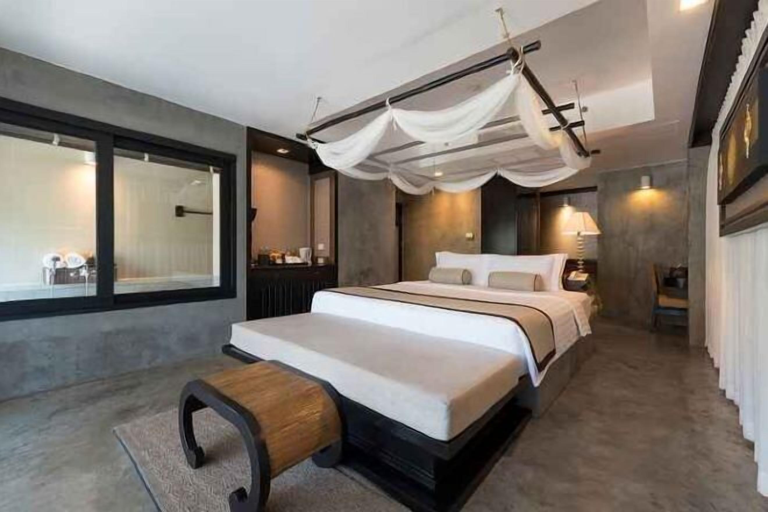 Minibar, caja de seguridad en la habitación y escritorio 