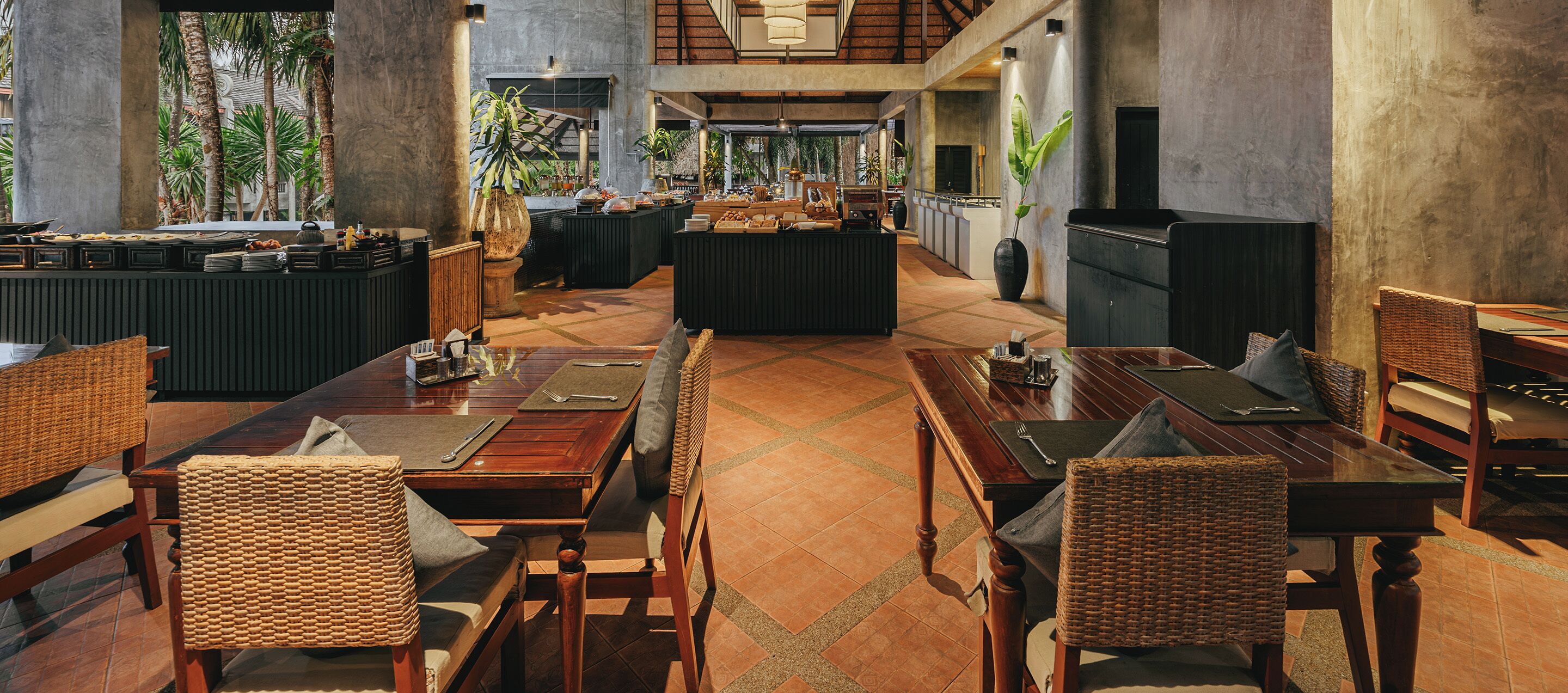 2 restaurants, breakfast served