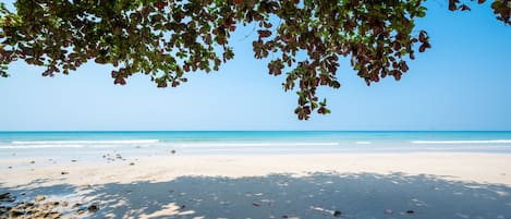 Sulla spiaggia, sabbia bianca