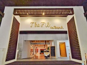 供应早餐、午餐和晚餐,海滩景观