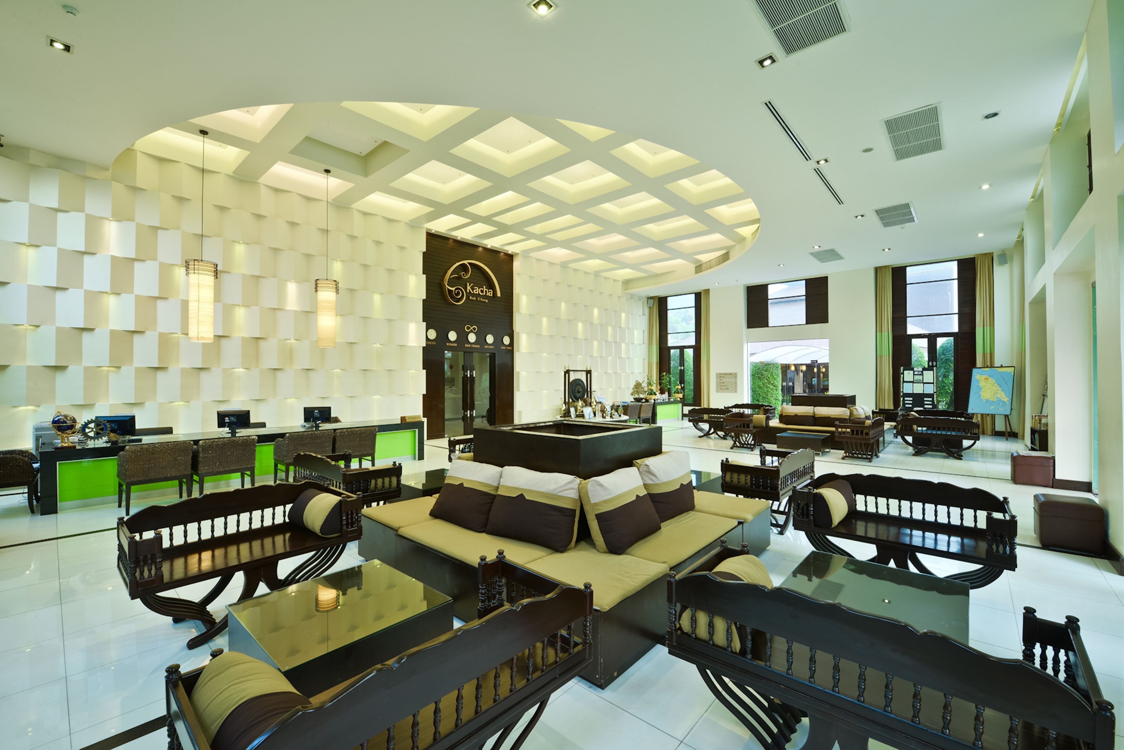 2 bars/lounges, poolside bar