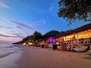 Breakfast, lunch, dinner served; beach views 