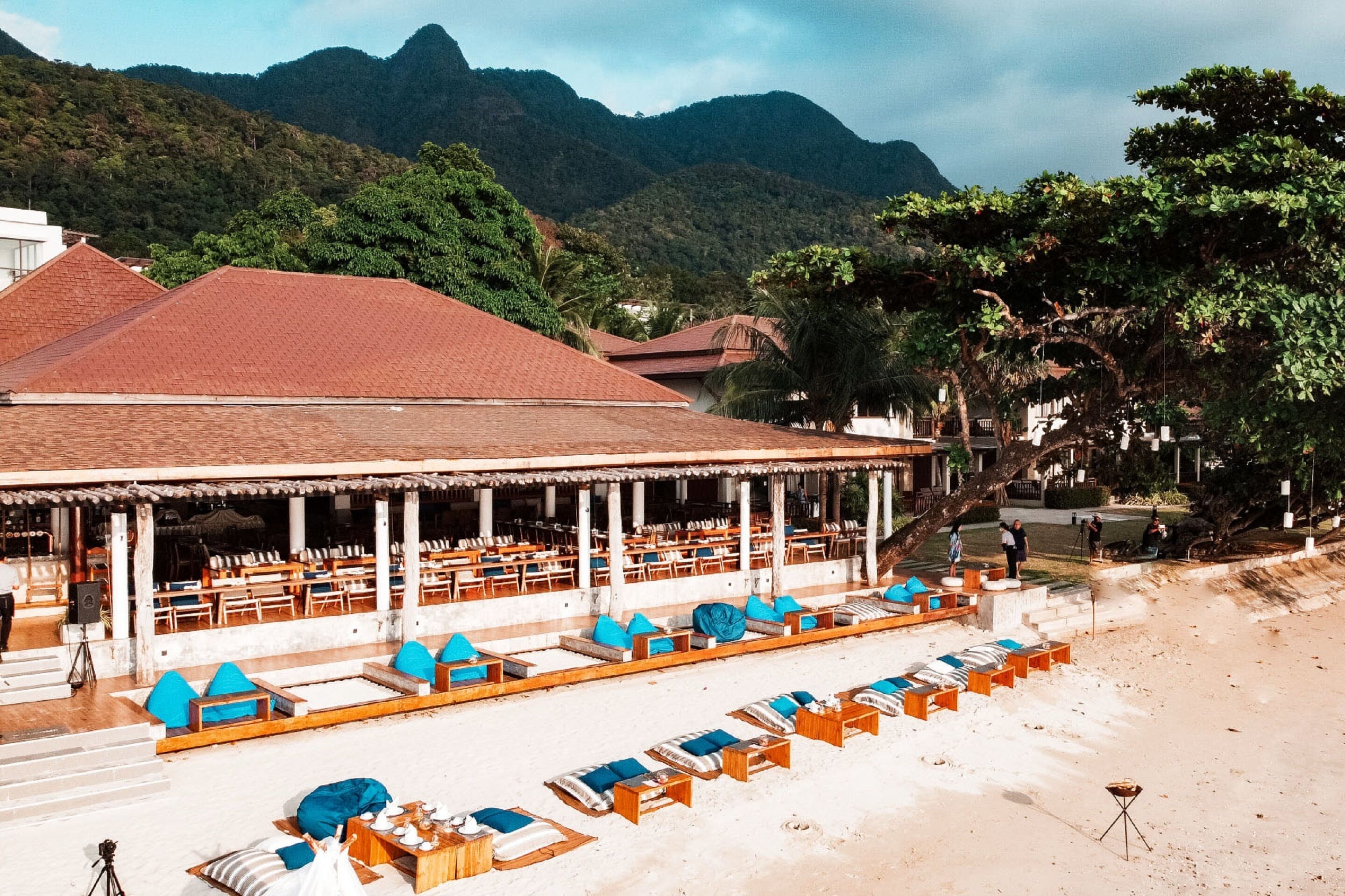 供应早餐、午餐和晚餐，海滩景观