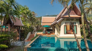 Pool Villa | Minibaari, tallelokero huoneessa, työpöytä