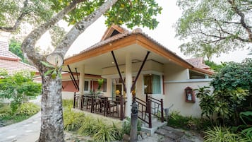 Deluxe Garden Villa | Minibar, in-room safe, desk, laptop workspace