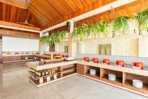 每日供應自助早餐 (每人 THB400)