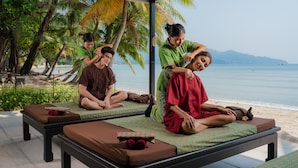 A spa area with massage tables and a view of the beach. - Koh Chang Paradise Resort & Spa (Ko Chang)