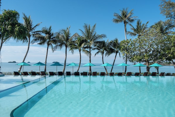 Piscina externa, guarda-sóis, espreguiçadeiras