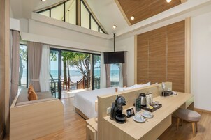 迷你吧、客房内保险箱、办公桌、笔记本电脑工作区