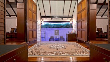 Thai House | 起居区 | 21-英寸电视(配备有线频道)