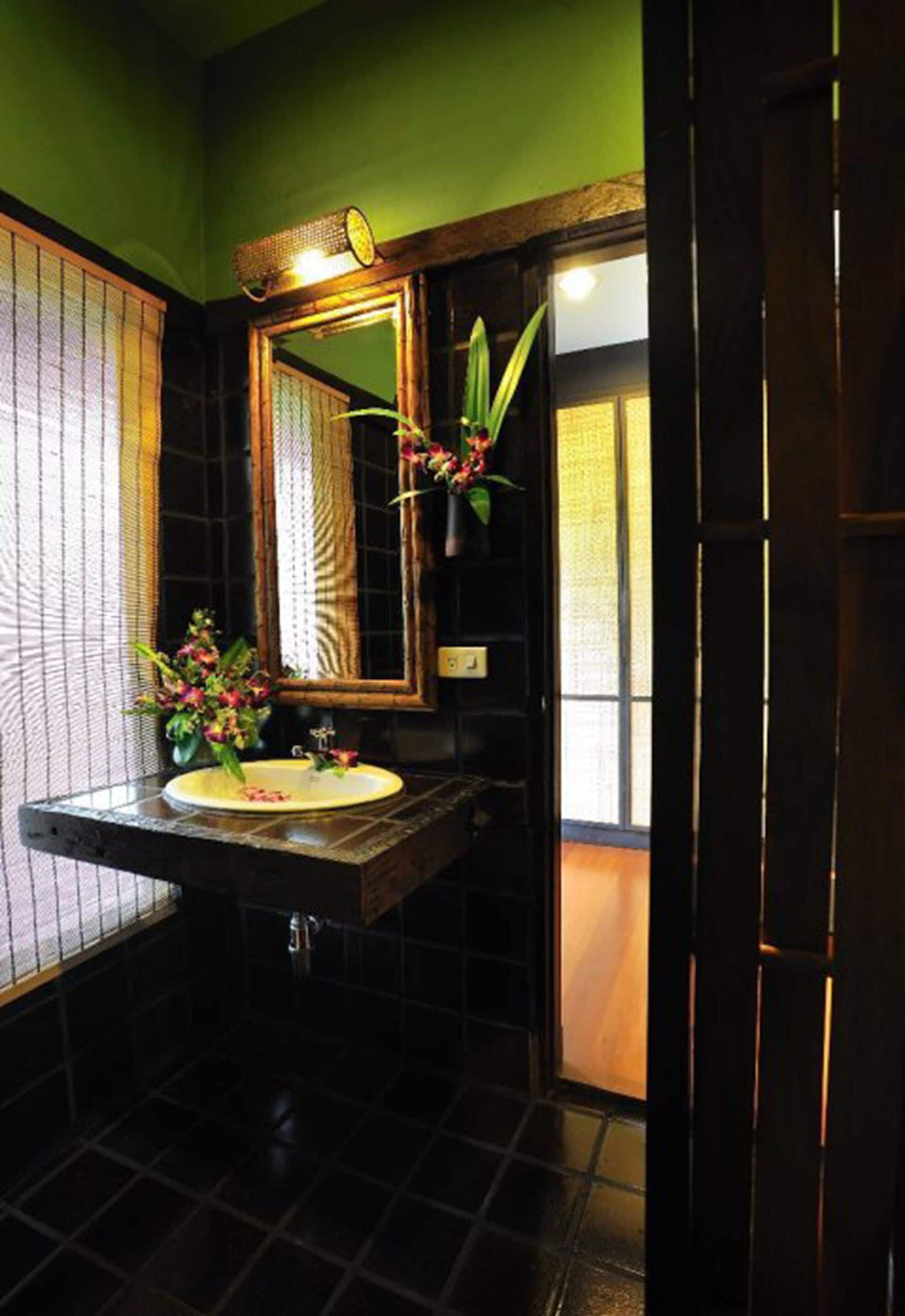 deluxe room | bathroom sink