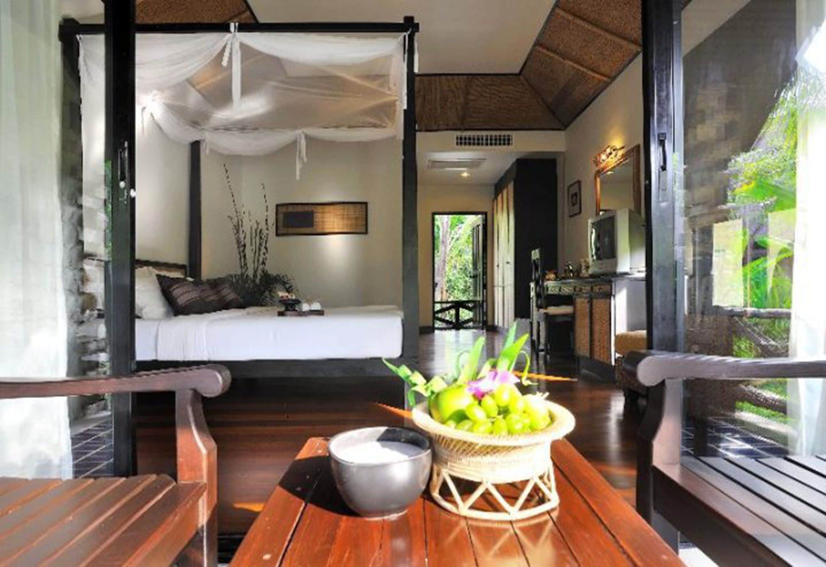 deluxe room | minibar, in-room safe, desk, free wifi