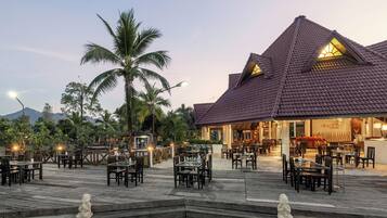 2 restaurants, lunch served