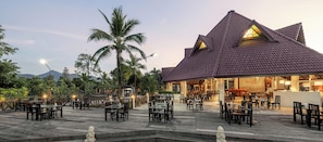 2 restaurants, lunch served