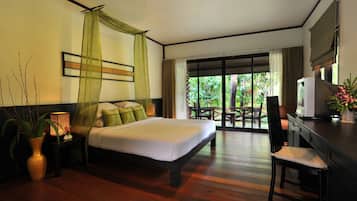 Minibar, in-room safe, desk, free WiFi