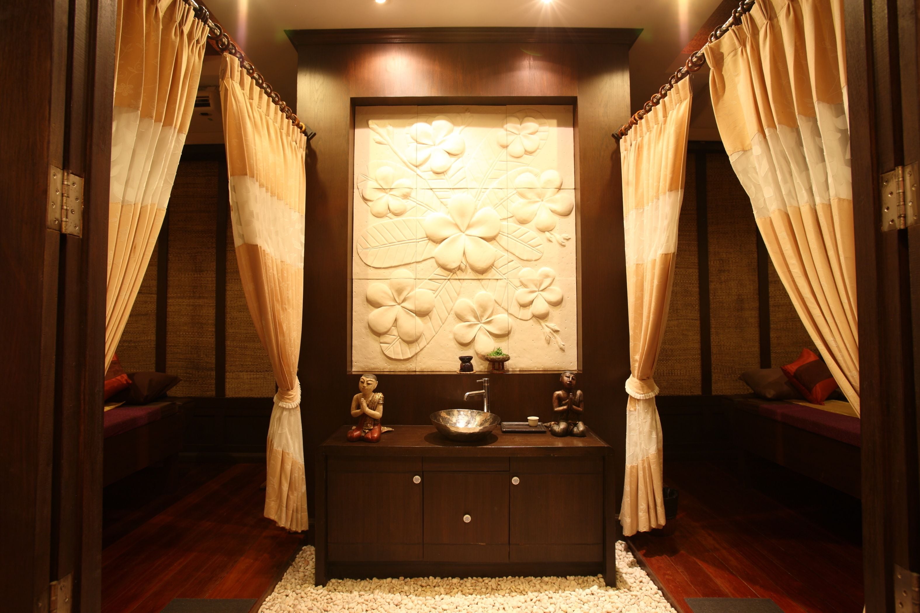 couples treatment room(s), sauna, hot tub, body treatments, aromatherapy