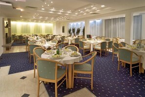 2 restaurants, breakfast served