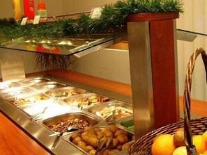 2 restaurants, breakfast served