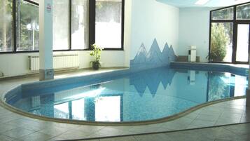 Kolam renang tertutup