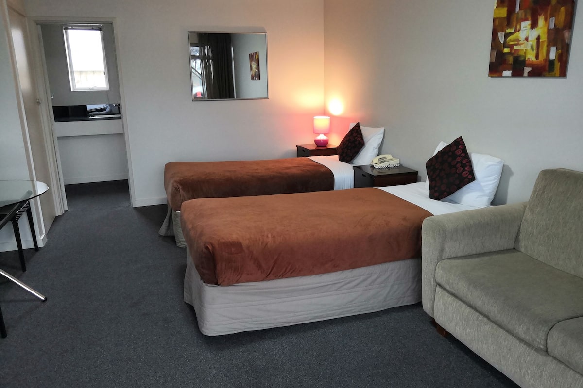 2 bedrooms, minibar, desk, iron/ironing board