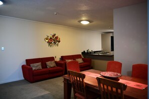Departamento clásico, 2 habitaciones | Minibar, escritorio, tabla de planchar con plancha y wifi gratis